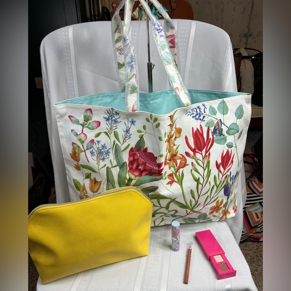 Handbags - Estée Lauder Tote 5 pc Bundle
